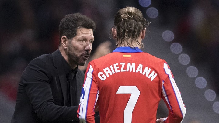 Diego Simeone's eenzame figuur in het Metropolitano-stadion